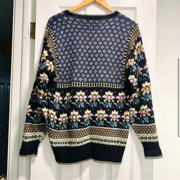 Western Collection wool sweater with ornate flowered patter. - Picture 4 of 6